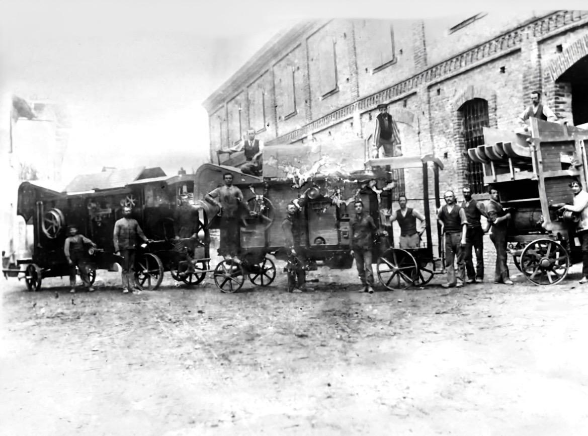 Foto storica: le macchine agricole Bellani nel cortile dell'officina