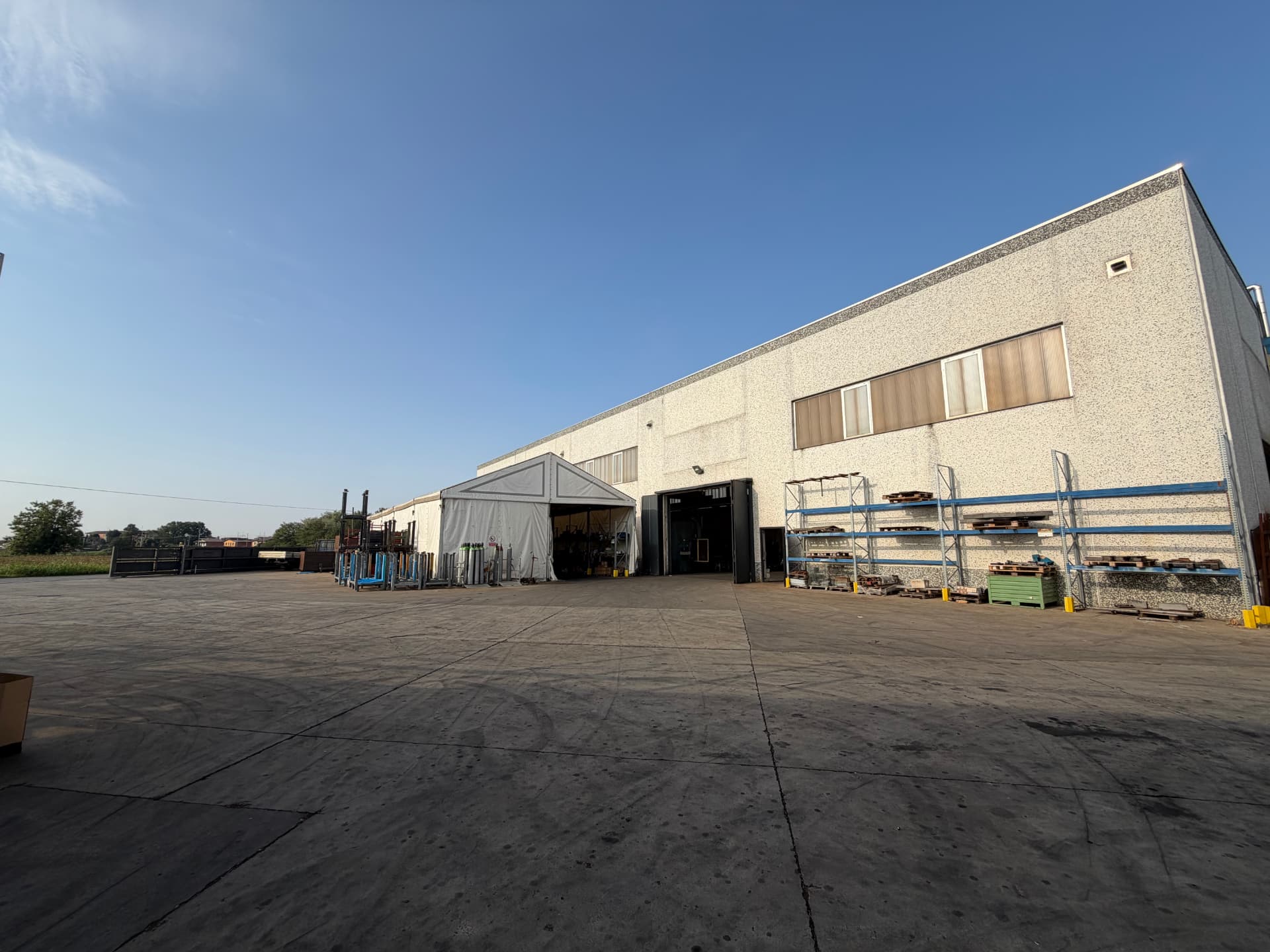 Capannone produttivo con scaffalature esterne